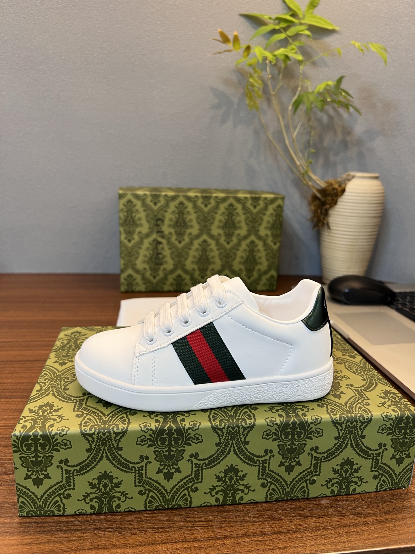 Children's shoes child